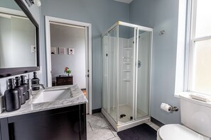 淋浴设施、吹风机、毛巾、肥皂