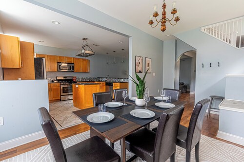 Spacious Modern 7BR Retreat ~ 3 Story Gem in Pittsburgh