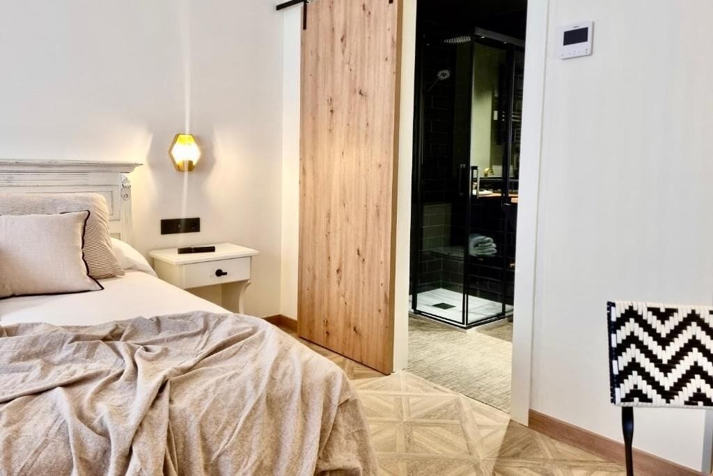 デスク、WiFi (無料)、車椅子でアクセスできる設備