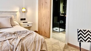 A bedroom with a bed, bedside table, and a wooden wardrobe. - La Posada de Ruba (Biescas)