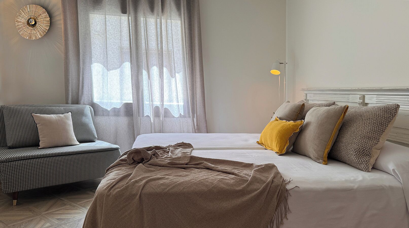 Habitación estándar con 1 cama matrimonial o 2 individuales, aire acondicionado | Escritorio, wifi gratis y acceso para silla de ruedas 