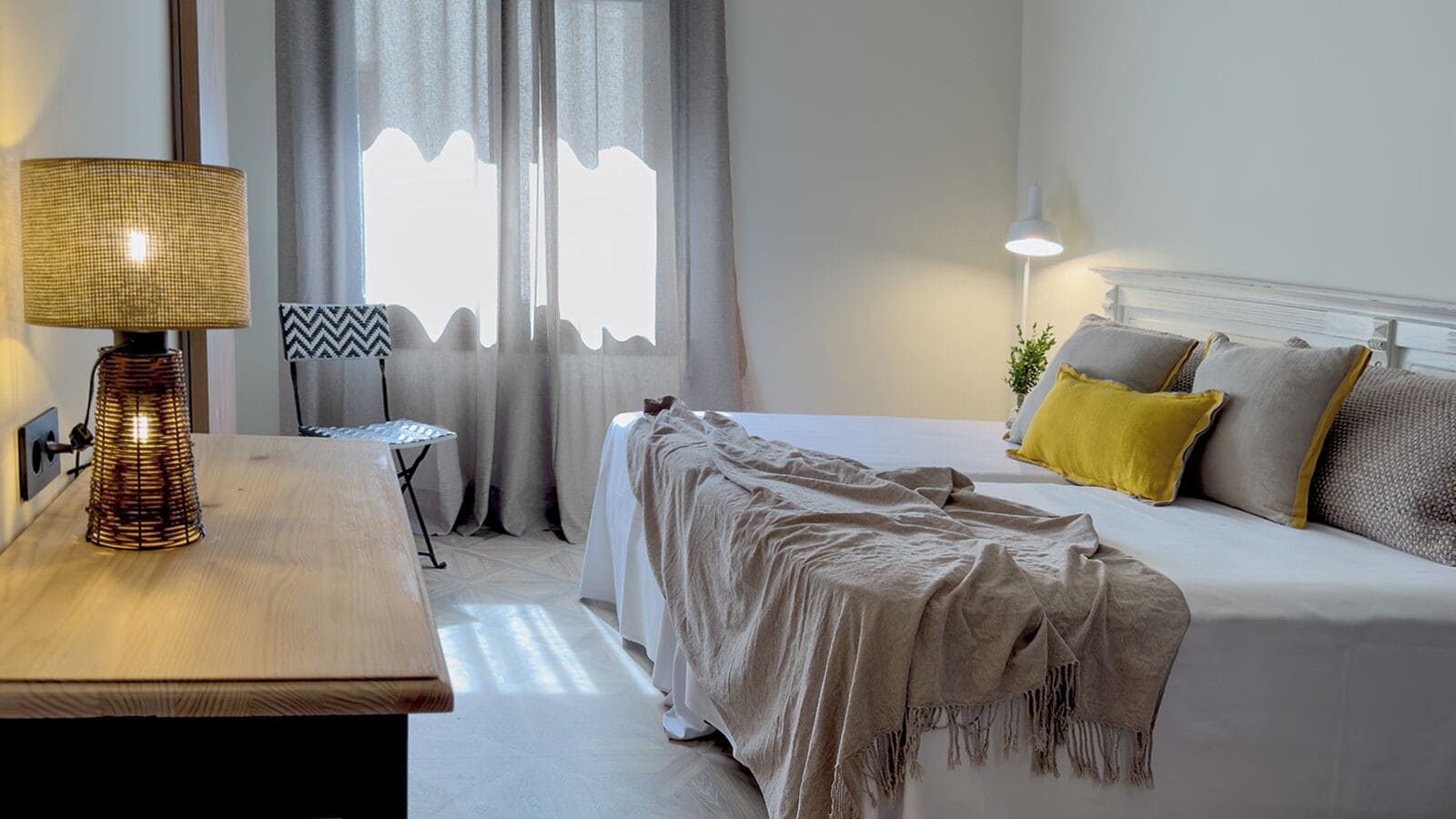 Habitación con 1 cama matrimonial o 2 individuales | Escritorio, wifi gratis y acceso para silla de ruedas 