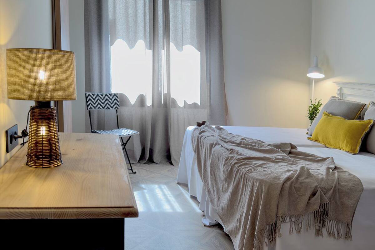 Habitación con 1 cama matrimonial o 2 individuales | Escritorio, wifi gratis y acceso para silla de ruedas