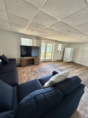 Smart TV - WATERFRONT ON THOMPSON LAKE (Oxford)