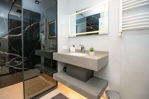 Secador de pelo, bidet, toallas, jabón