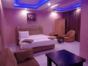 Premium Room | Desk, laptop workspace, free WiFi - GoldRush Suites (Uyo)