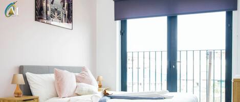 2 عدّة غرف نوم ومكواة/لوح كي وواي فاي وملاءات أسرّة