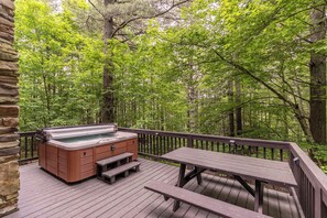 Outdoor dining - Come Escape to a Beautiful Cabin w/ Hot Tub & Fire Pit! (Fleetwood)