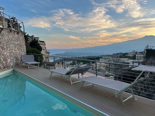 Apartment in villa with pool overlooking Etna and Ionian Sea, relaxation guaranteed!