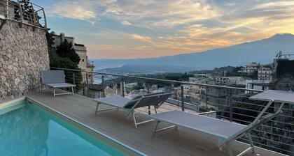 Apartment in villa with pool overlooking Etna and Ionian Sea, relaxation guaranteed!