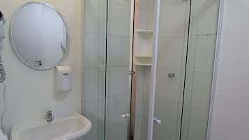 Basic Triple Room | Bilik Mandi | Tuala disediakan