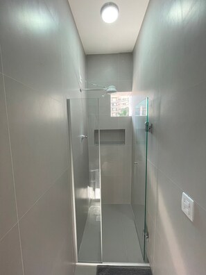 Eenvoudige tweepersoonskamer | Badkamer | Handdoeken