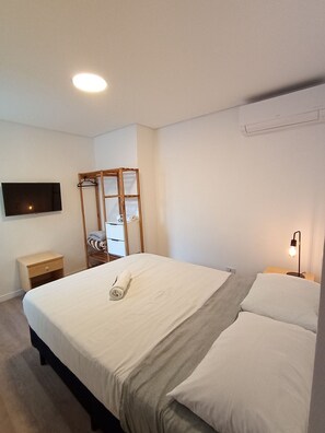 Basic Double Room | Iron/ironing board, free WiFi - WeStay Hotel - Unidade 1 (São Paulo)
