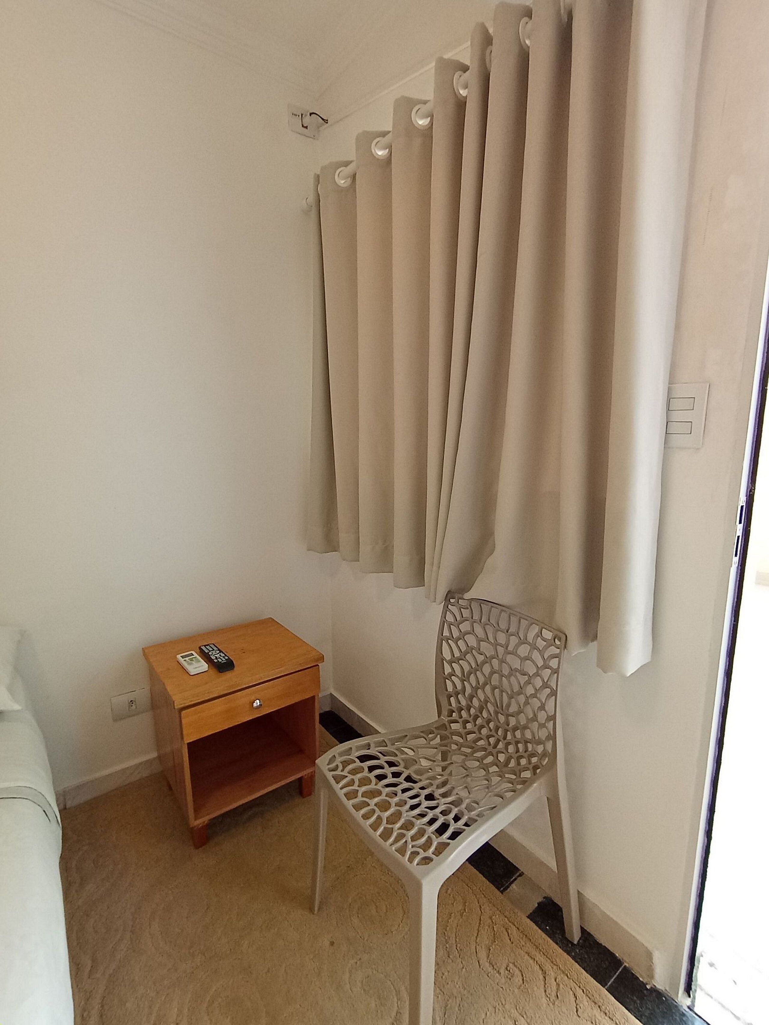 Quarto casal básico | Área de estar | TV