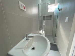 Basic Double Room | Bathroom | Towels - WeStay Hotel - Unidade 1 (São Paulo)