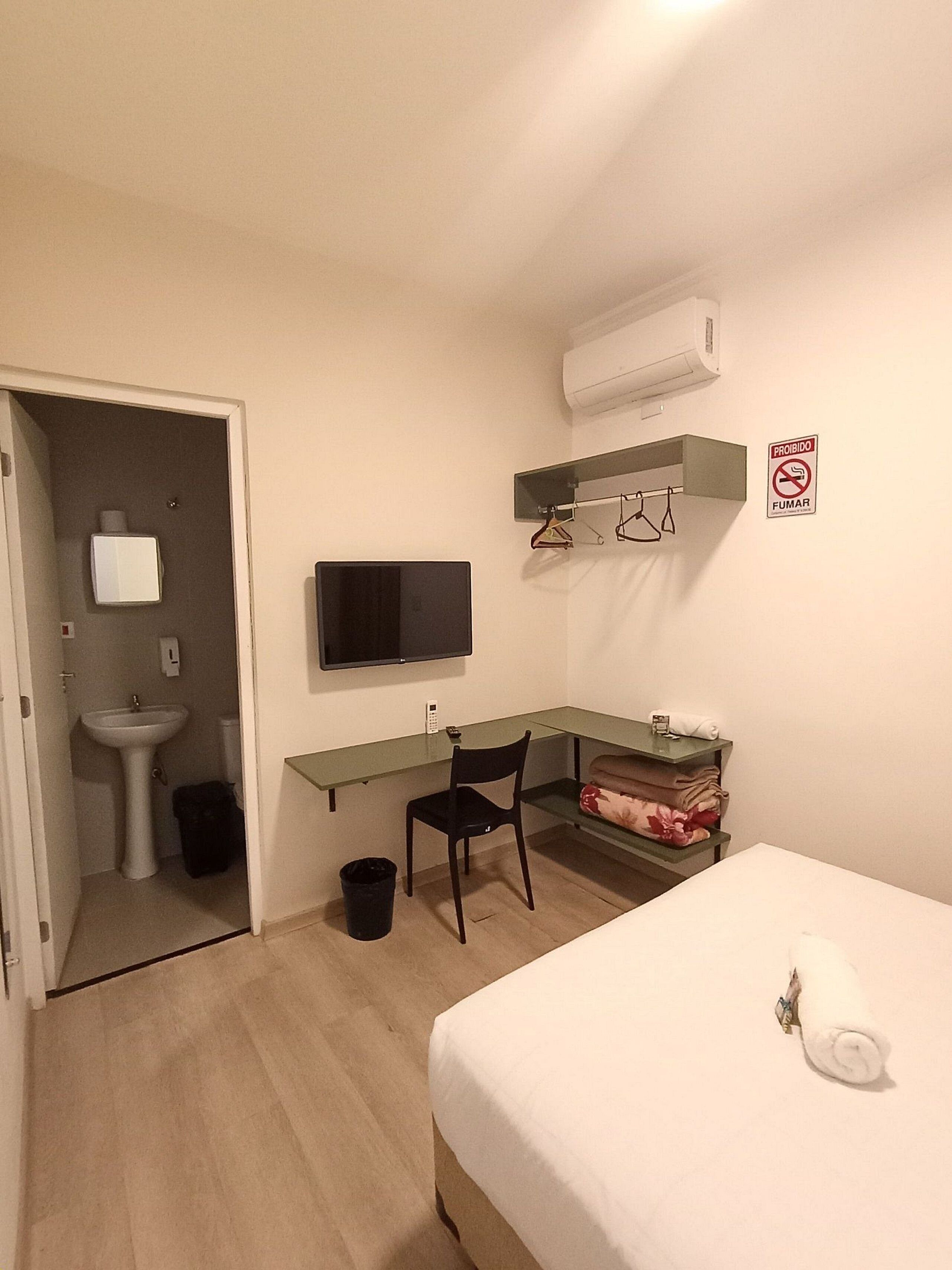 Basic Double Room | Iron/ironing board, free WiFi