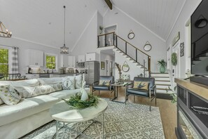 تلفزيون، مدفأة، ستيريو، مكتب