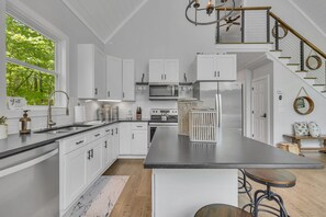 ثلاجة، ميكروويف، فرن، موقد طهي مسطح