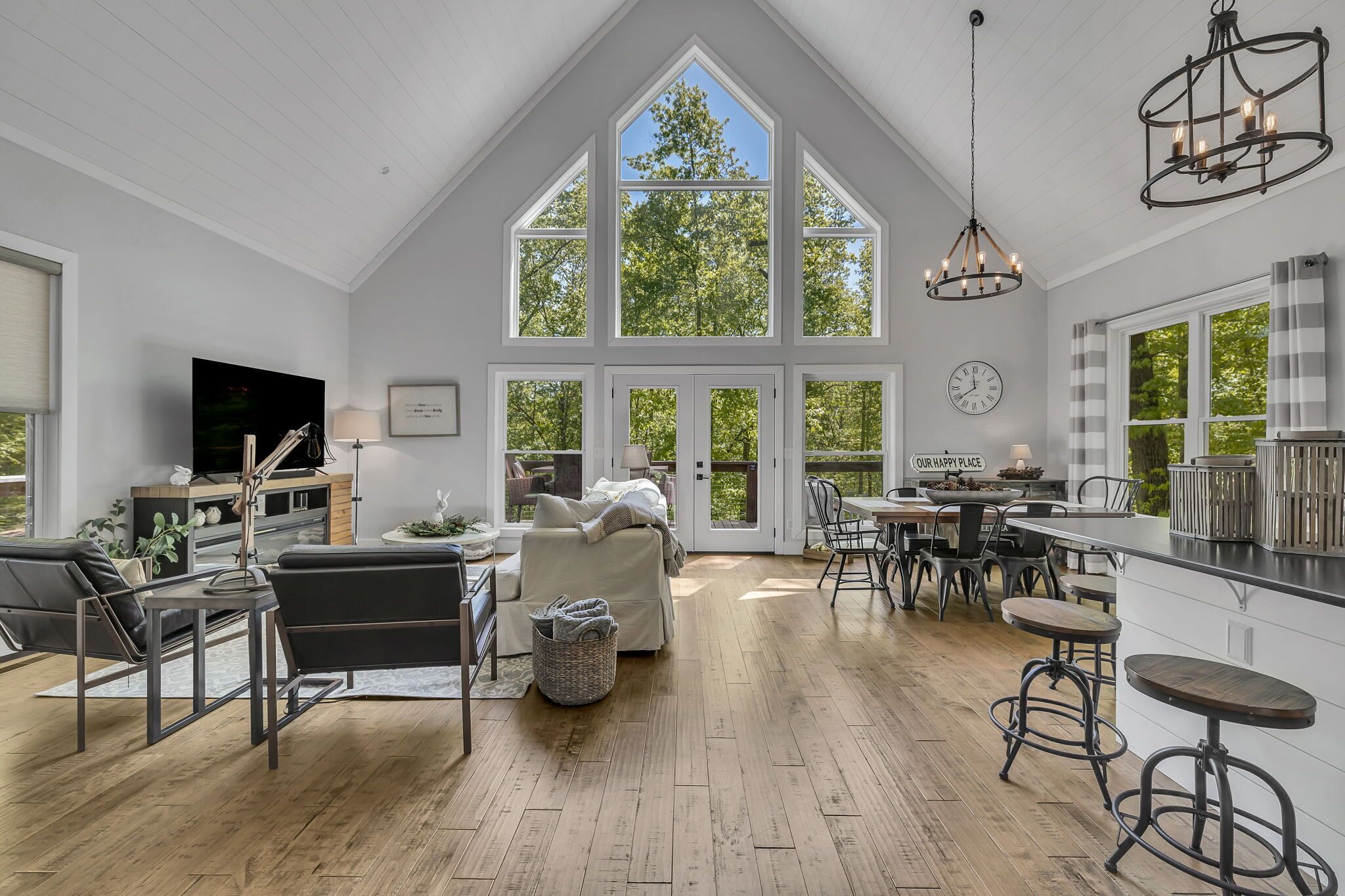 Télévision, cheminée, chaîne hi-fi, espaces bureaux