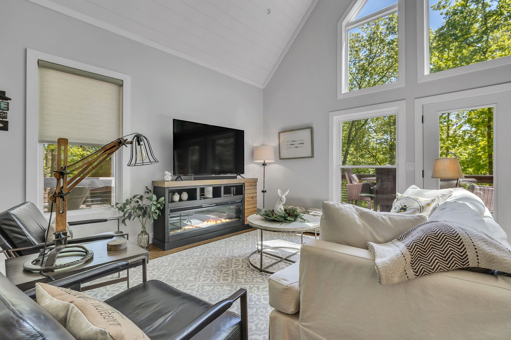 تلفزيون، مدفأة، ستيريو، مكتب