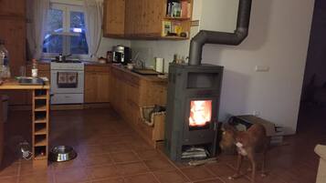 Fridge, oven, stovetop, coffee/tea maker