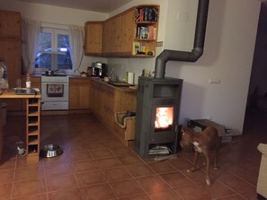 Réfrigérateur, four, plaque de cuisson, cafetière/bouilloire