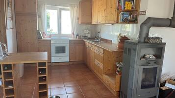 Fridge, oven, stovetop, coffee/tea maker