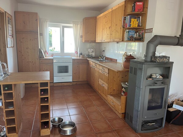 ثلاجة، فرن، موقد طهي مسطح، ماكينة لصنع القهوة/الشاي