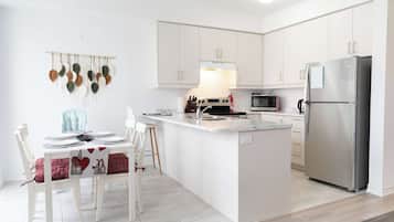 Refrigerador, microondas, horno y parrilla de estufa