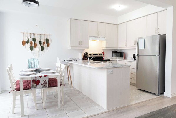 Refrigerador, microondas, horno y parrilla de estufa 