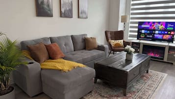 Televisión, chimenea y oficina