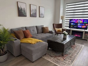 Televisión, chimenea y oficina 