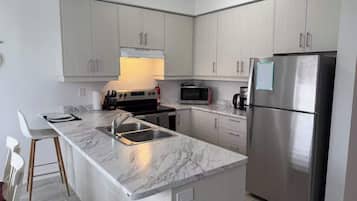 Refrigerador, microondas, horno y parrilla de estufa