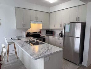 Refrigerador, microondas, horno y parrilla de estufa 