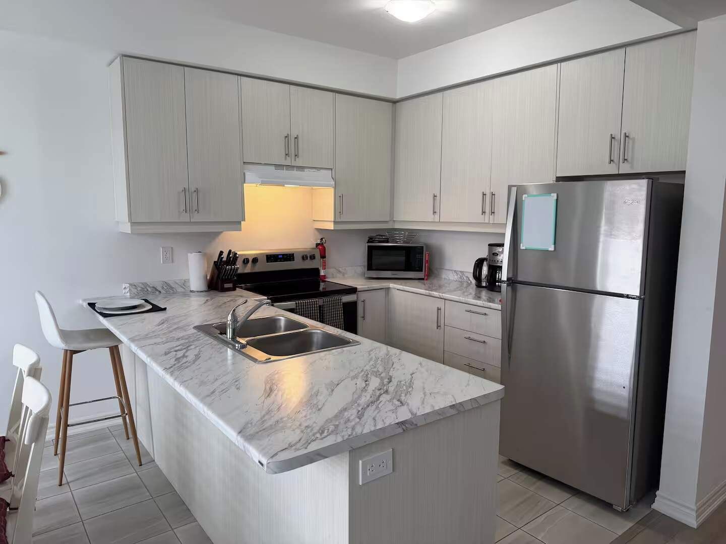 Jääkaappi, mikroaaltouuni, uuni, liesi