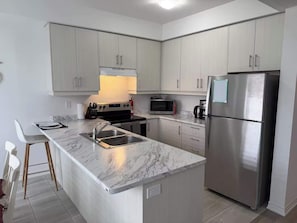 Kjøleskap, mikrobølgeovn, ovn og kokeplater