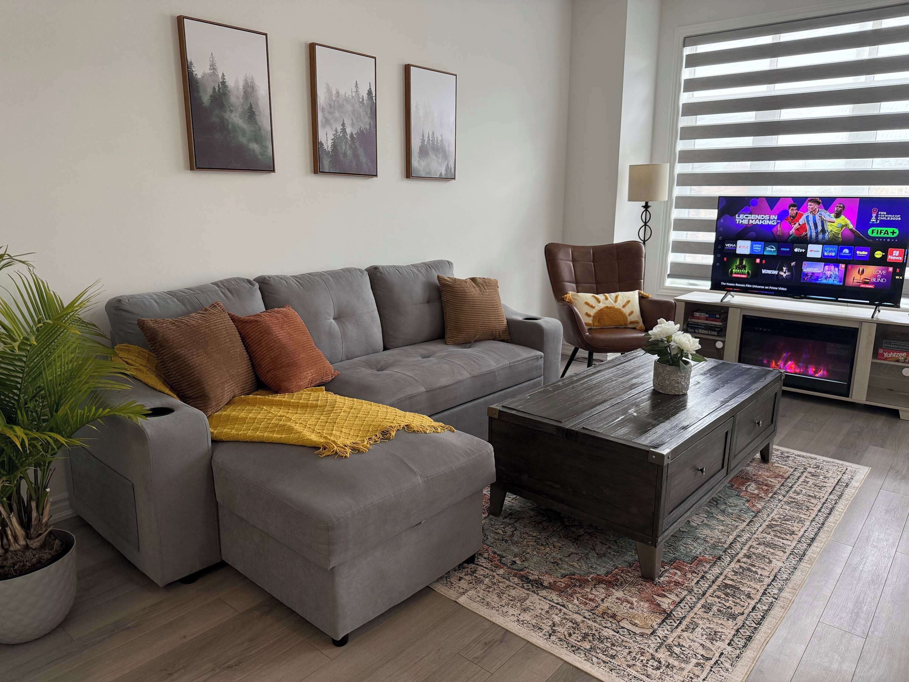 Televisie, een open haard en een kantoor