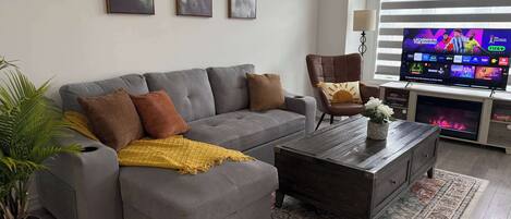 Televisie, een open haard en een kantoor