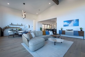 Smart TV, fireplace, books, stereo