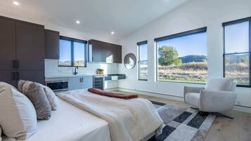 4 bedrooms, desk, iron/ironing board, free WiFi