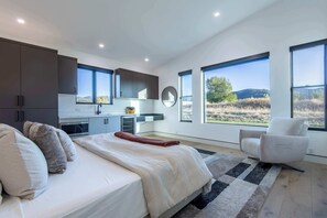 4 bedrooms, desk, iron/ironing board, internet