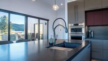 ثلاجة، ميكروويف، فرن، موقد طهي مسطح