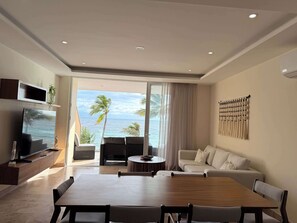 Een televisie en een kantoor