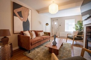 Una televisión, una chimenea