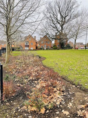 Property grounds - Cosy house for rent in a quiet area (Coventry)