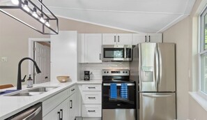 Mikrobølgeovn, kokeplater og oppvaskmaskin