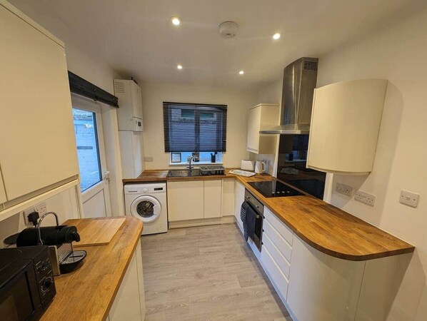 Réfrigérateur, four à micro-ondes, un four, surface de cuisson