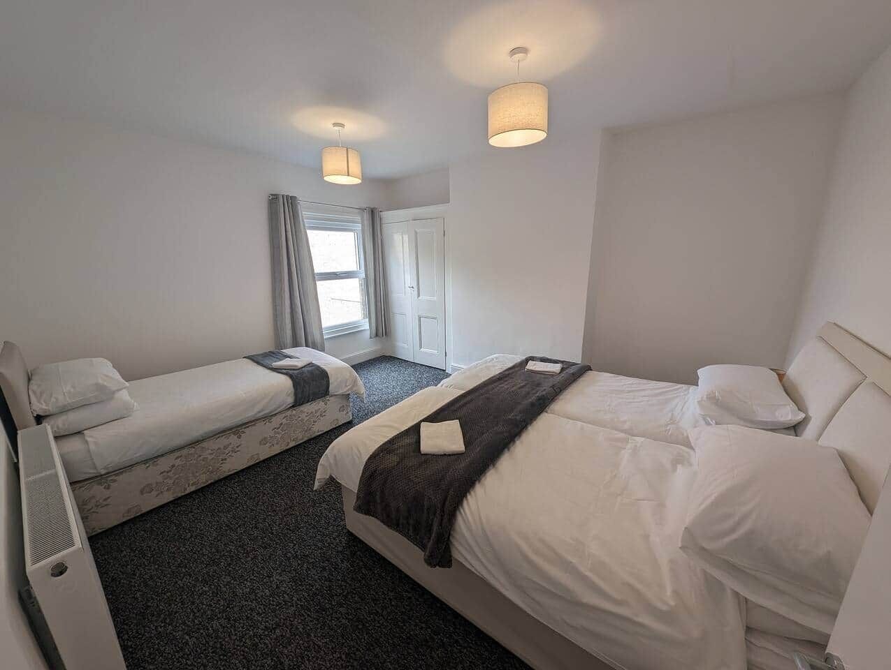 2 bedrooms, desk, iron/ironing board, WiFi