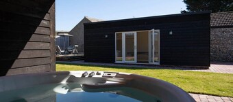 Church Road Retreats - Coral Cottage