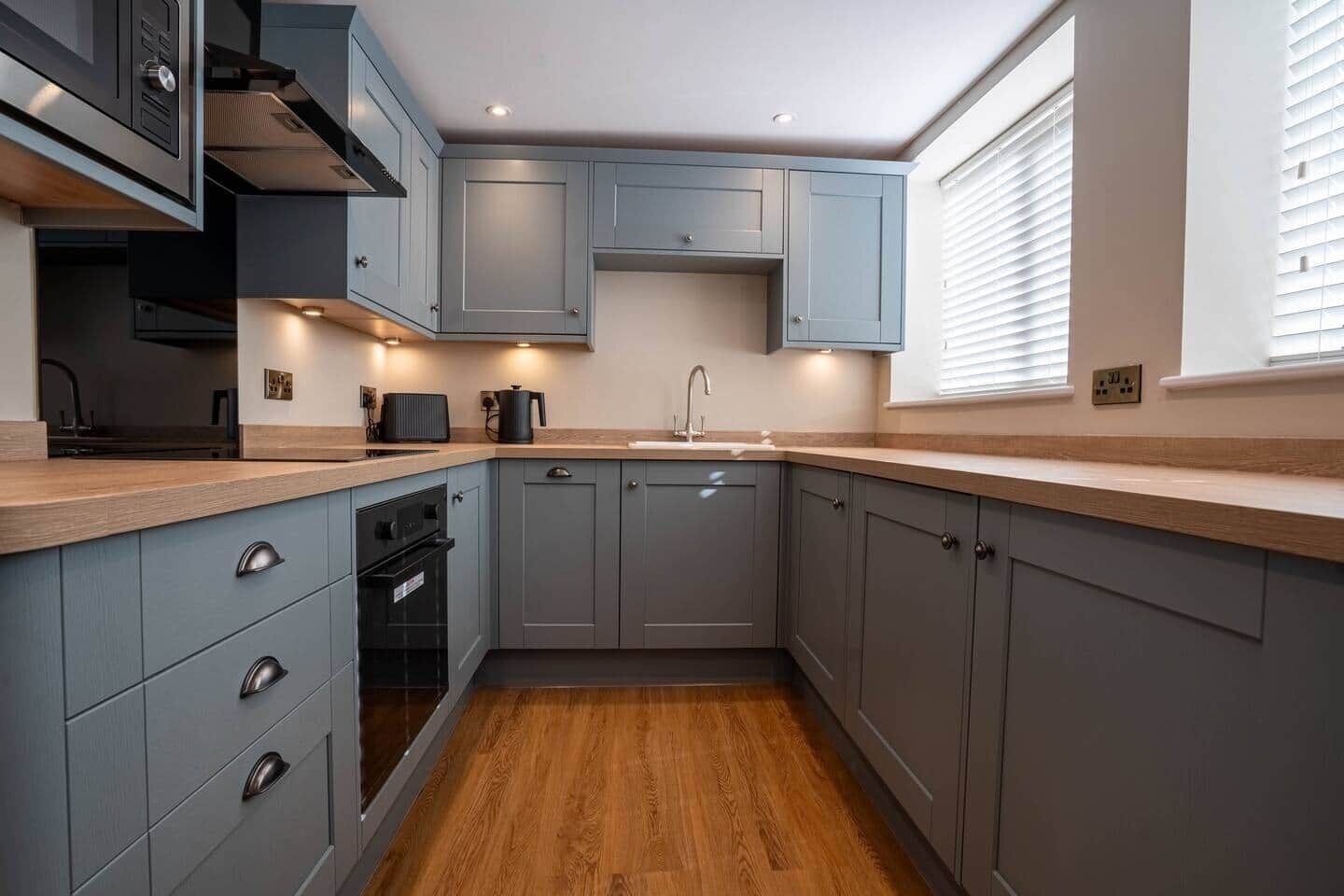 ثلاجة، ميكروويف، فرن، موقد طهي مسطح